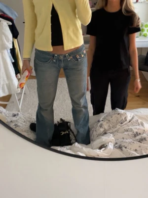 True Religion bootcut jeans - Säljer mina true religion jeans då de tyvärr blivit för små för mig. Lite slitna längs ner vid foten men i övrigt jättebra skick!
