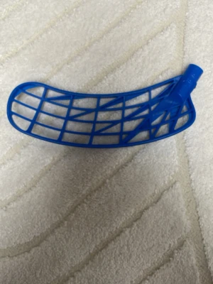 UNILITE från Unihoc - Säljer ett blått plastblad till innebandyklubba. Bladet har ett rutmönster och är lätt böjt för bättre bollkontroll. Tillverkat i slitstark plast och passar de flesta standardklubbor. Perfekt för dig som vill uppgradera din utrustning. Helt ny, oanvänd.