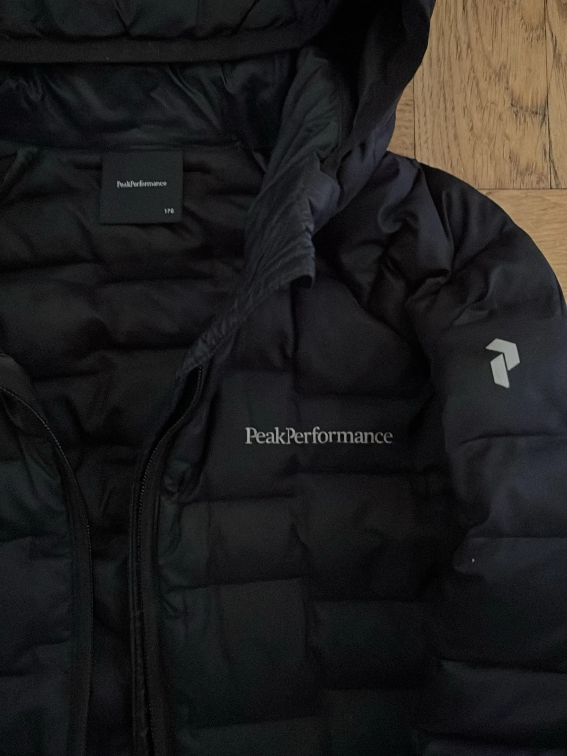 Svart dunjacka Peak Performance - 1