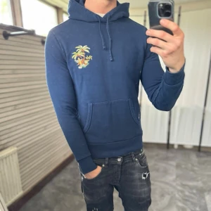 Tvärschysst raffe hoodie - Otroligt snygg raffe hoodie med unikt tryck‼️ bra skick, defekter syns på sista bilderna! Nypris ca 3000kr. Passar dig som är 170-180cm ungefär. Modellen är 185 cm, 75 kg. Skriv för mer information!🤝
