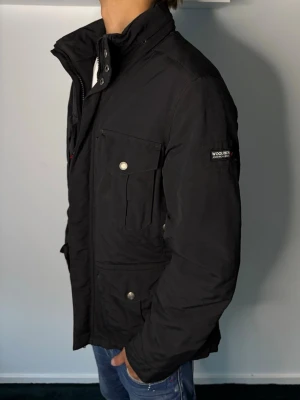 Woolrich jacka - Stilren Woolrich jacka till ett väldigt bra pris!🤩 Modellen är 187 cm och väger 70 kg!🤩