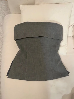 Topp - Superfin top som jag köpte på Aritzia när jag var i USA förra året☺️ Har inte kunnat haft på mig den då den är för liten, därav är den helt ny utan prislapp! Amerikansk storlek 4 är 34 i europeisk storlek 💕 Original pris: 1000kr