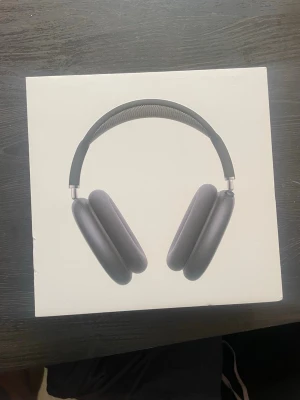 Apple AirPods Max Midnight - Snygga och moderna over-ear hörlurar från Apple i svart färg. AirPods Max har en stilren design med metall och mesh-material i huvudbandet för extra komfort. Perfekta för musik, gaming eller videos.