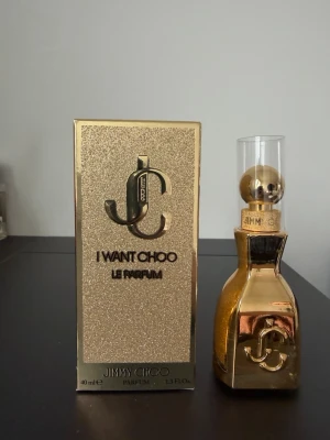 Jimmy Choo I Want Choo Le Parfum 40 ml - Säljer Jimmy Choo Le Parfum, 40 ml. Endast använd ett par spray, så det finns ungefär 38 ml kvar. Doften är fräsch, feminin och passar både till vardag och kväll. Flaskan är i mycket bra skick. Skriv gärna om du har frågor 😊