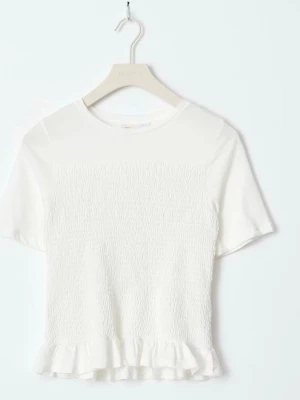 Gina Tricot T-shirt  - Vit T-shirt från Gina Tricot Young. Använd men inga skador!