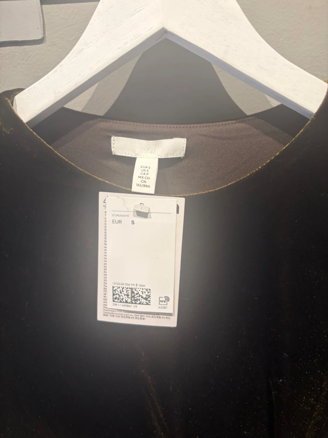 Olivgrön sammetsklänning från H&M - 1