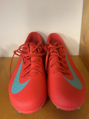 Nike Mercurial röda fotbollsskor - Sprillans nya Nike fotbolls skor || lådan kommer med || Skorns är i size 43 och har aldrig använt || säljs eftersom de var för stora || frågor eller funderingar skriv 