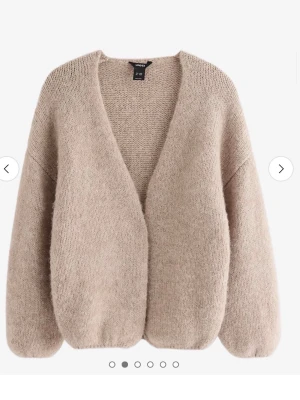 Kofta Lindex M/L - Säljer denna kofta från Lindex använd ca 3 gånger, säljer då den inte kommer till användning!🩷
