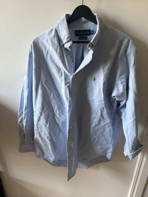 Polo Ralph Lauren Skjorta - Skön polo Ralph lauren skjorta i bästa skick. Nypris 1700 kr från polos hemsida mitt pris 550. Pris kan diskuteras vid snabb affär