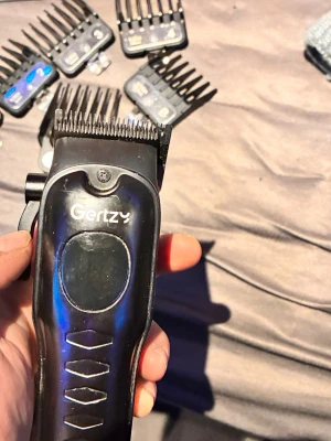 GERTZY hårtrimmer med 3 olika inställningar + 6st distanser. - GERTZY Fade-klippare med flera olika distans kammar. En mycket grym klippare för nybörjare Ett hårklippningspaket – Hårtrimmer, Rakapparat & Detaljtrimmer + kam & kablar mm går att ordna! Skriv privat. Att klippa hår är det perfekta för en ungdom - du träffar dina vänner & har skoj samtidigt som du gör de snygga & tjänar lite pengar samtidigt! 🌟 PRIS FÖR HELA SETET: 700kr för allt vid köp av hela FADE-startkitet