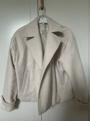 Bubbelroom beige jacka - Jacka från bubbelroom. Perfekt för dig som gillar en klassisk men modern look.