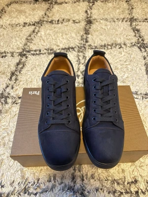 Loubs skor herr  - Helt nya/oanvända mörkblåa Loubs i storlek 42, hör av er vid minsta fundering och priset är inte hugget i sten. Kan även mötas upp i Linköping!