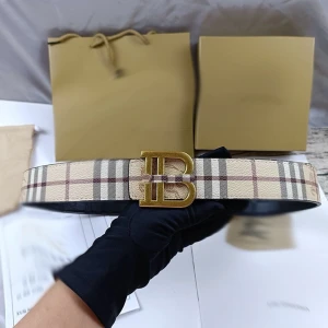 Burberry Reversible bälte med guldspänne - Biege/svart Reversible Burberry bälte med BB guldspänne. (ALLA STORLEKAR FINNS)              🚨lång leveranstid🚨