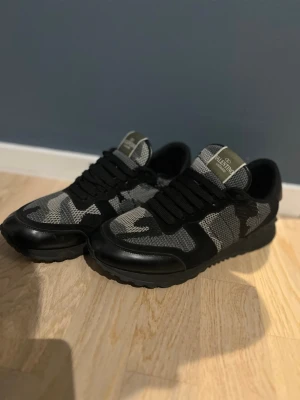 Valentino rockrunners svart grå - Storlek 43. Skorna är i fint skick. Hör av er vid frågor, pris kan diskuteras. Kan skickas med dustbag om man vill ha det.