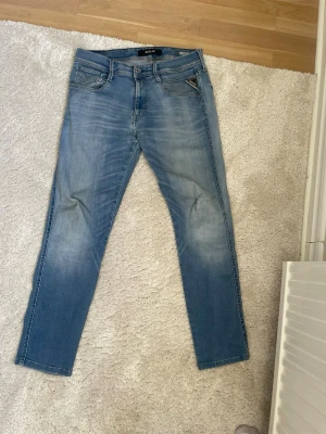 Blå slim fit jeans från Replay - Replay Anbass | storlek w31| mycket bra skick | var inte rädda att höra av er vid funderingar 