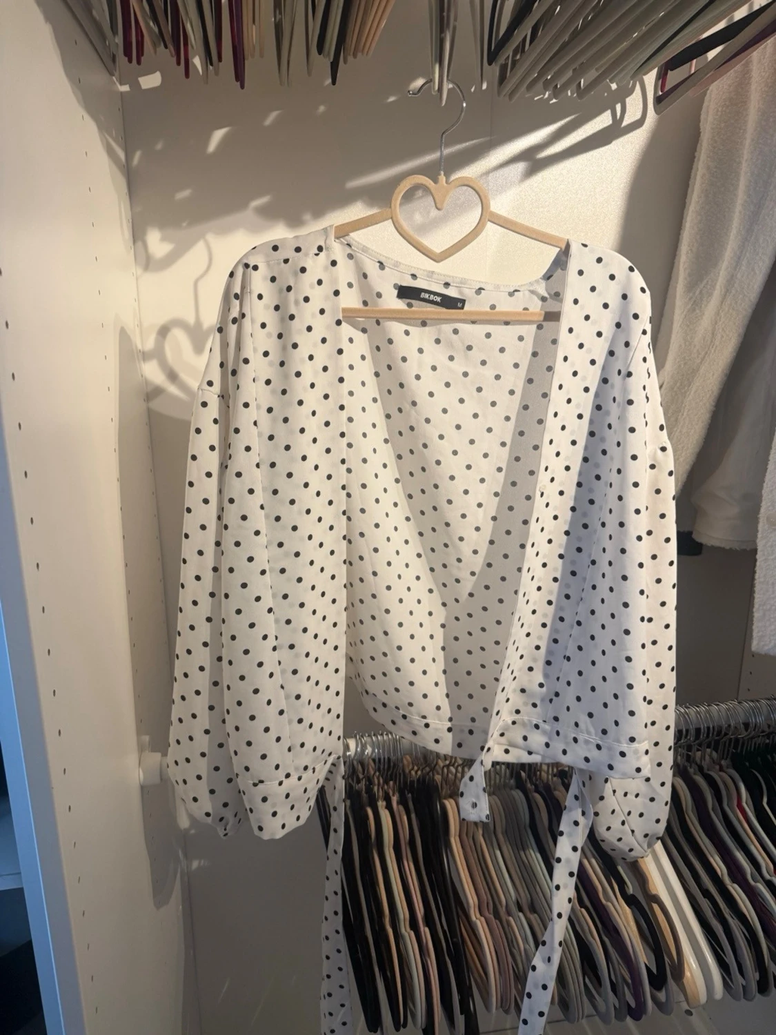 Vit prickig blus från BikBok