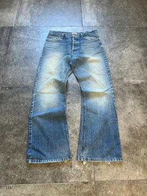 Vintage Flared Jack & Jones Jeans - yooo! nu säljer jag mina riktigt schyssta loose/flared jack n jones som är över 20 år gamla🫡 de i strlk 32/32 och i mycket bra skick👏 tveka inte på att skriva ifall du har frågor🖖