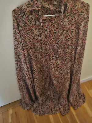 Blommig och rosa Abayas - Två Abayas: en med blommigt mönster i rosa, svart och vitt samt en enfärgad rosa sjal med ljus kant. Materialet ser ut att vara mjukt tyg, troligen bomull eller viskos. Rosa Abaya 75 kr och blommig Abaya 100 kr . Paketpris 150 kr. Kan även mötas i T-Centralen vid köp. 