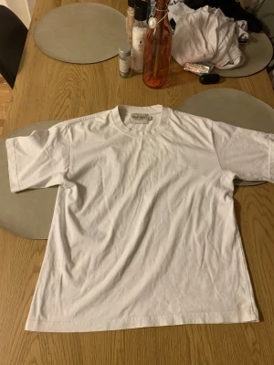 Vit Amalfi Sails t-shirt med tryck - Säljer en vit t-shirt från Amalfi Sails. Klassisk passform och rund halsringning. Perfekt för dig som gillar stilrena plagg och är en grym t shirt nu till sommaren!!  Är M men mer som en S i storleken