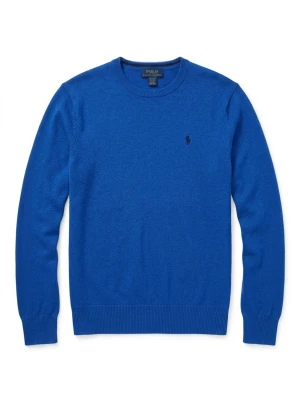 Blå stickad tröja från Polo Ralph Lauren - Klassisk blå stickad tröja från Polo Ralph Lauren med rund halsringning och diskret broderad logga på bröstet. Tröjan har långa ärmar och ribbade muddar vid ärmslut och nederkant. Perfekt att matcha med jeans eller chinos.
