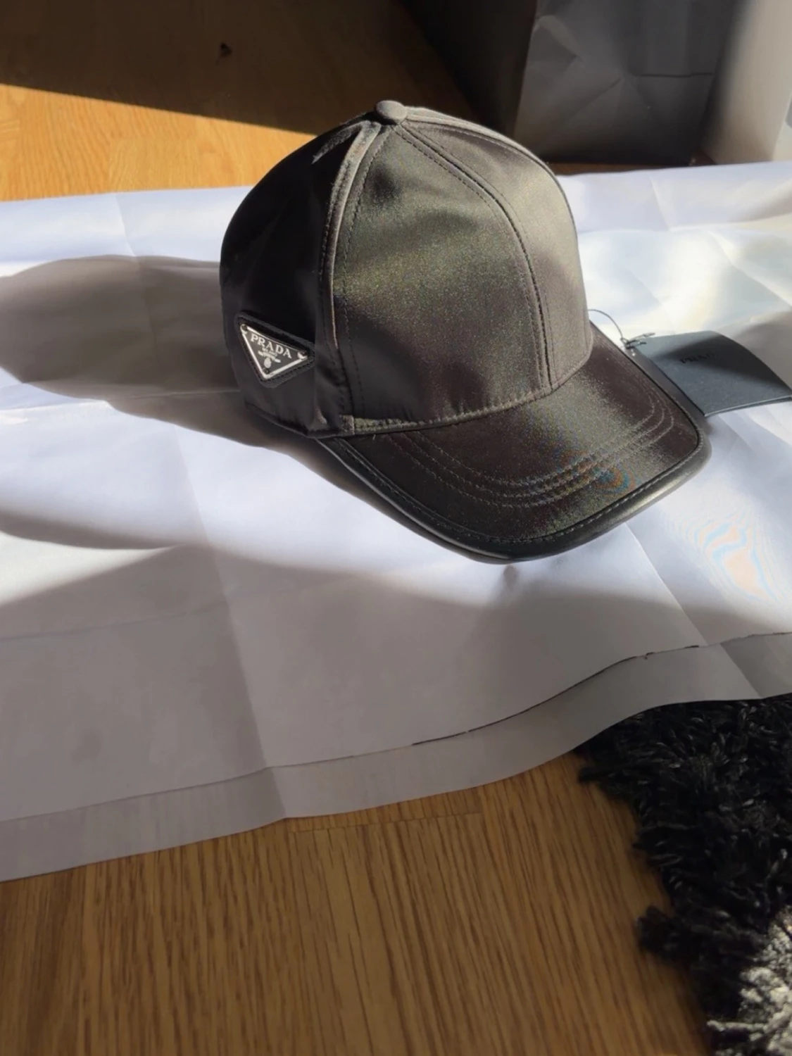 Svart keps från Prada i nylon