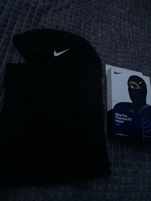 Ski mask  - Nike ski mask, den är i helt ny kondition förutom att baksidan av kartongen är lite riven men de något som inte syns. Ställ gärna frågor och kom gärna med prisförslag. Mvh Clothezz4you 