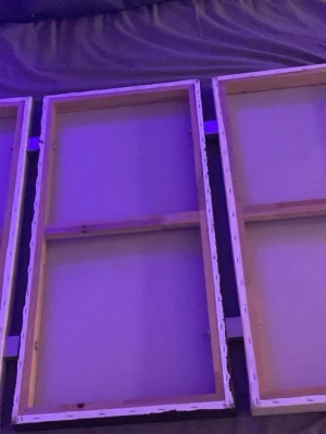 Abstrakt tredelad tavla i beige och svart - Säljer en tredelad tavla med abstrakt struktur. Två delar är beige med upphöjda mönster och stenar i mitten, och den mittersta delen är svart med en liknande struktur. Tavlorna är uppspända på träram och passar perfekt som väggdekoration.
