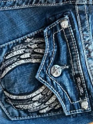 Miss me jeans  - Säljer mina miss me jeans i storlek 25 de är jättefina och jag har använt de ca 2 ggr