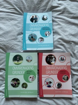 Omvårdnadens grunder bokpaket - Säljer ett bokpaket med tre titlar ur serien Omvårdnadens grunder. Perspektiv, hälsa och ansvar inom omvårdnad. #sjuksköterska kurslitteratur. Säljs för 600kr om utanför denna app! Vinted går oxå bra! 