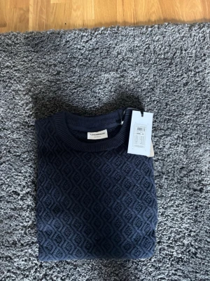J.Lindbergh Tjocktröja - J.Lindbergh Tjocktröja i färgen navy blue. Säljer pga fel storlek alltså är den helt ny. Storlek S. Prisförslag tas emot 