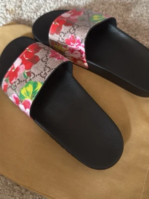 Tofflor med blommor - Snygga tofflor med blommor