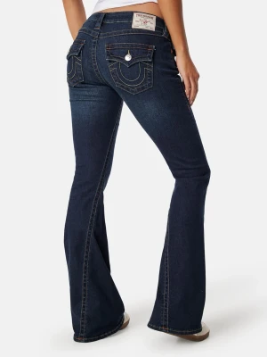 Mörkblå bootcut jeans från True Religion - Säljer ett par mörkblå bootcut jeans från True Religion med klassiska kontrastsömmar och snygga fickdetaljer bak med knappar. Jeansen har låg midja och är tillverkade i denim med lätt slitningar för en cool look. Nypris 1250kr men säljer dom för endast 999kr!! Storlek 24