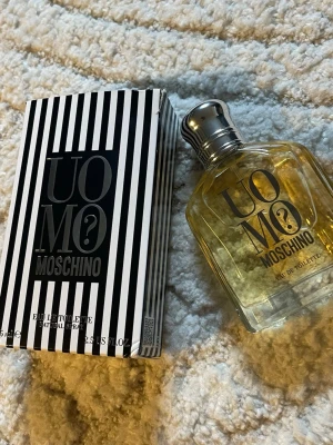 UOMO Moschino Parfym - Säljer en helt ny, oanvänd och jättegod parfym från UOMO. Fick den som present men kom aldrig till någon användning, därmed säljer jag den!