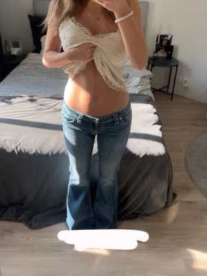 Gina Tricot Lågmidjade jeans  - Märke: Gina Tricot  Storlek: S 14+  Färg: Mellanblå,blå  Utseende: Låga utsvängda jeans  Jeansen är endast testade på, aldrig använda. Lappen är bara avdragen för att jag tänkte att jag skulle använda dem men det hände aldrig. Väldigt snygga nu till vår. Har glömt vilken modell det var.🌸 köpta för 399  #ginatricot #nelly #jeans