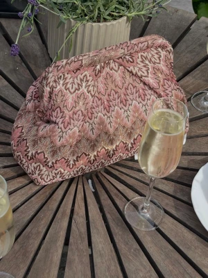 Mönstrad kuvertväska i rosa och brunt - Säljer min clutchbag från becksöndergaard, köptes för ungefär 2 månader sen och är knappt använd. Jag köpte den för 679 säljer för 490kr