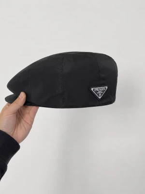 Svart keps från Prada i nylon - Den är använd 2-3 ggr 
