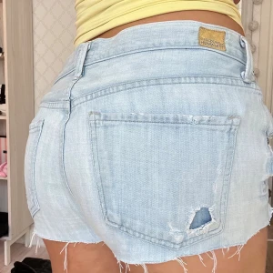 U3 Jeansshorts lågmiajde ljusblåa - Midja ca 43