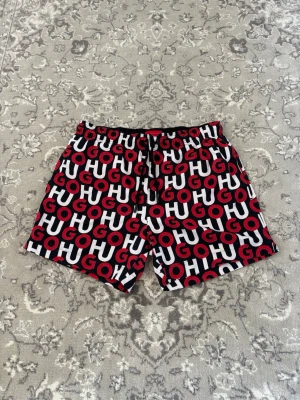 Hugo Boss Badshorts - Mängdrabatt finns! Ju fler plagg du köper, desto bättre pris kan jag ge!
