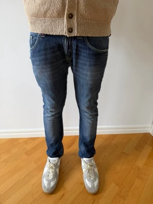 Dondup jeans - Säljer ett par feta Dondup jeans i storlek W32. Modellen är ca 187cm. Skrov vid funderingar!