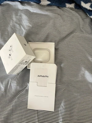 Apple AirPods Pro med laddningsetui - Säljer ett par Apple AirPods Pro I bra skick, inte använda på ett tag men fungerar super bra📦📬🌟