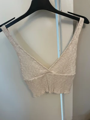 Topp - Hej! Säljer denna toppen från H&M då den inte kommer till användning. Den är i mycket bra skick och aldrig använd.🥰
