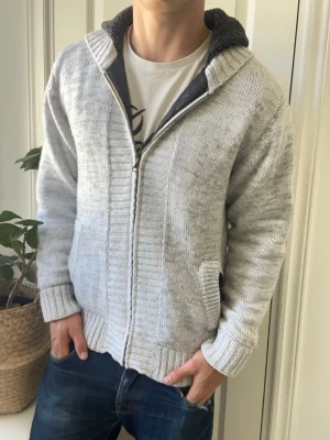 Top studio cardigan  - Top studio cardigan - minimalt fodrad. Inga defekter! Modellen i bilderna är 180 cm 75 kg och bär Storlek S passar M , Kom med frågor! 🌟 (Kan gå ned i pris vid köp av paket 😉) 