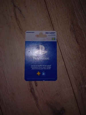 PlayStation Presentkort 3000kr. SÄLJER DEN FÖR 2500 FÖR JAG HAR SLÖSAT 500 KRONOR MEN DET FINNS INGA SPEL ATT KÖPA SOM JAG ÄR SUGEN PÅ - PlayStation presentkort i blå och vit färg. Kortet kan användas för att köpa spel, tillägg och abonnemang i PlayStation Store. Svensk version och gäller för belopp mellan 250 och 3000 kronor. Perfekt för gaming och digitala köp.