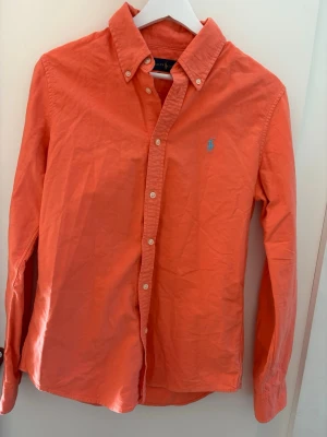 Ralph Lauren skjorta - Korall färgad Ralph Lauren skjorta storlek M. Hör av dig vid frågor! 