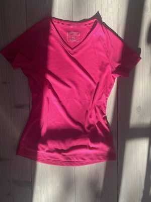 Rosa sport-t-shirt - Snygg rosa sport-t-shirt från Energetics Essentials med V-ringning och korta ärmar. köpt på intersport och är i storlek XS aldrig använd❤️ den är hot pink