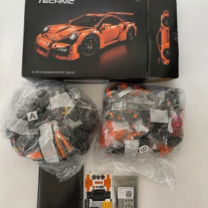 LEGO Technic Porsche 911 GT3 RS - Tja! Säljer ett bygg set av  LEGO Technic Porsche 911 GT3 RS i orange och svart.                                    Den Innehåller 2704 delar, originalkartong, bygginstruktioner och dekaler.                                                  Priset kan diskuteras och jag skickar inom 24 Tim☺️💨