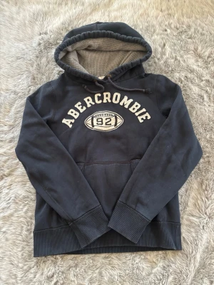 Abercombrie&Fitch Hoodie - Säljer denna sällsynta och mycket eftertraktade Abercrombie & Fitch hoodie | Storlek S | Mycket bra skick | Vid eventuella frågor hör gärna av dig och erbjuder bra pris vid köp av bundle 😁✅