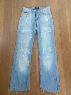 Ljusblå jeans från Dolce & Gabbana - Super snygga jeans från Dolce & Gabbana som tyvärr inte passar mig längre! Har en super cool bakficka med små diamanter och lite ”slitningar” på framsidan. Lågmidjade och raka/bootcut i benen, tyvärr var de klippta i benen när jag köpte dom (vilket man ser på första bilden). Liten i storlek, men I jätte bra skick och jätte snygga inför sommaren!                                                        Om du undrar något är det bara att fråga!💗