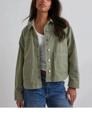 Grön jeans jacka  - Säljer min gröna jeans jacka i storlek S perfekt till sommaren och våren!