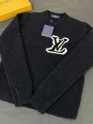 Stickad sweater - Riktigt fet stickad sweater med feta detaljer tröjan e helt ny och tags sitter kvar
